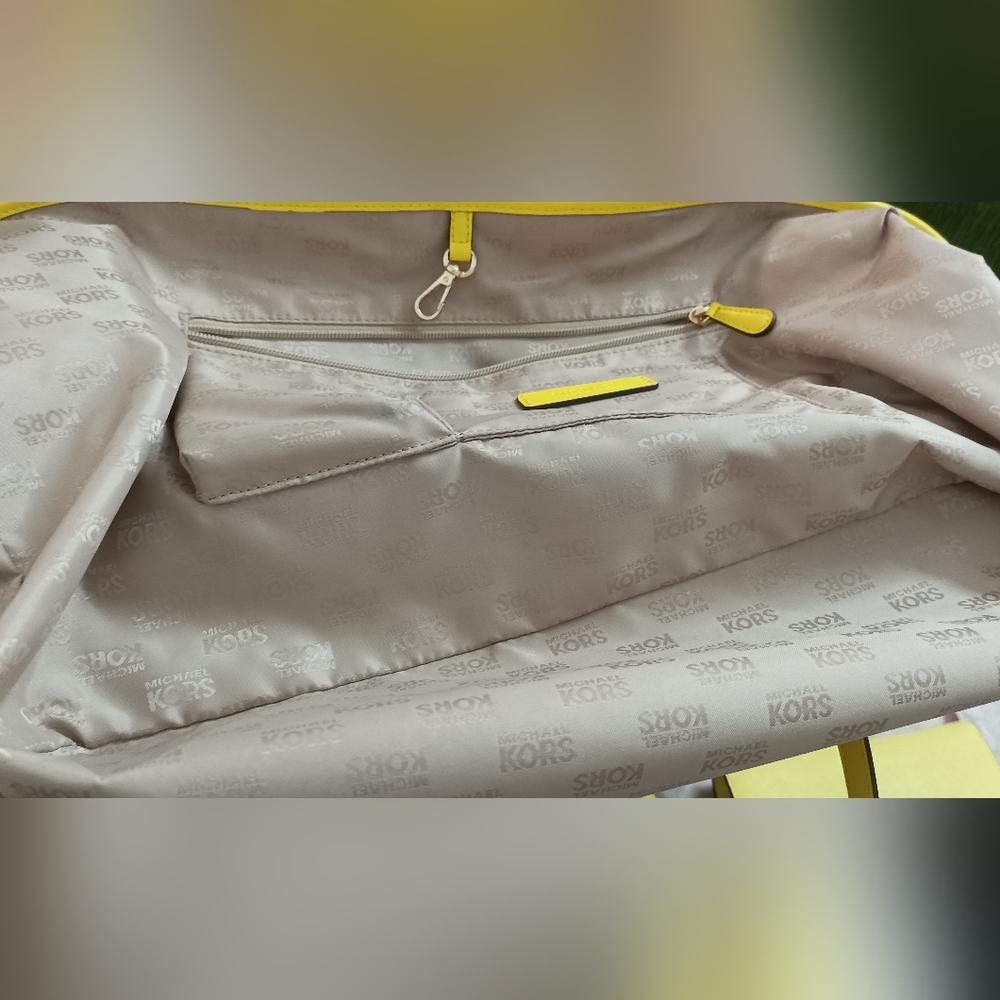 Combo: Authentic Michael Kors Jet Set Travel Signature Carryall Tote and Wallet - Picture 8 of 16